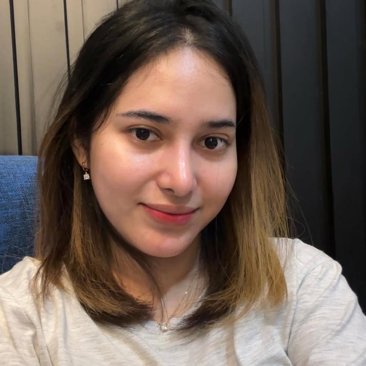 Dikenal sebagai Tiktoker yang Selalu Tampil Cantik dengan Outfit dan Makeup Simple, Intip Potret Dilan Janiyar saat Selfie
