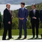 Suasana foto bersama para pemimpin G7 dalam KTT di Kanada. Donald Trump dikucilkan? (AP Photo/Evan Vucci))