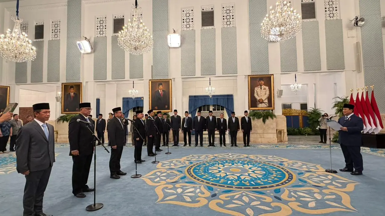 Presiden Prabowo Subianto melantik sejumlah pejabat baru di Istana Negara, Jakarta, Senin (27/44/2026) (Liputan6.com/Lizsa Egeham)