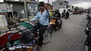 Aktifitas becak di Kampung Bahari, Tanjung Priok, Jakarta, Selasa (16/1). Anies beralasan dengan beroperasinya becak, keadilan peluang ekonomi kembali didapatkan warga yang tersingkir karena kebijakan larangan operasional. (Liputan6.com/Faizal Fanani)