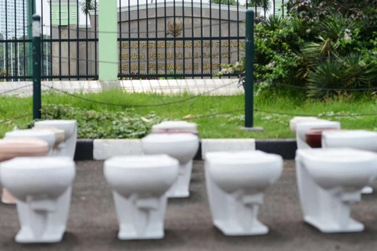 Aliansi Seniman Jakarta kirim puluhan jamban ke DPR