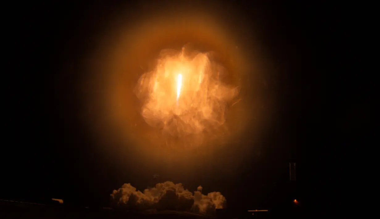 Roket SpaceX Falcon 9 dengan kapsul Crew Dragon Endeavour yang membawa misi Crew-8 diluncurkan dari landasan peluncuran 39A di Pusat Antariksa Kennedy di Florida pada 3 Maret 2024. (CHANDAN KHANNA/AFP)