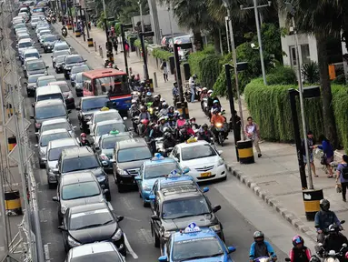 Tiga hari jelang Idul Fitri 1435 H, sejumlah kendaraan terjebak kemacetan di kawasan Bundaran HI, Jakarta, (25/7/2014). (Liputan6.com/Faizal Fanani)