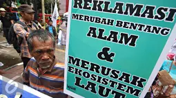 Massa saat menggelar aksi unjuk rasa di depan Gedung DPRD Jakarta, Kamis (25/2). Massa menuntut agar dibatalkannya pengesahan dua Raperda Reklamasi karena dianggap merugikan nelayan serta ekosistem pesisir. (Liputan6.com/Immanuel Antonius)