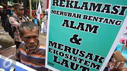 Massa saat menggelar aksi unjuk rasa di depan Gedung DPRD Jakarta, Kamis (25/2). Massa menuntut agar dibatalkannya pengesahan dua Raperda Reklamasi karena dianggap merugikan nelayan serta ekosistem pesisir. (Liputan6.com/Immanuel Antonius)