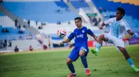 Gelandang Arema FC, Valdeci Moreira dalam duel melawan PSBS Biak pada pekan pertama BRI Super League 2025/2026 di Stadion Kanjuruhan, Malang, Senin (11/8/2025). (Bola.com/Iwan Setiawan)