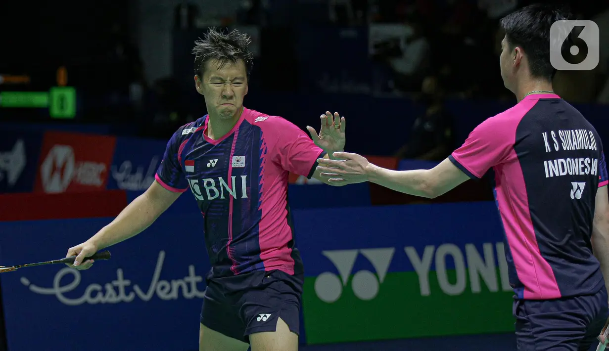 Ganda putra Indonesia Kevin Sanjaya/Marcus Gideon saat bertanding melawan pasangan Korea Selatan Kang Min-hyuk/Seo Seung-jae pada babak 16 besar Indonesia Open 2022 di Istora Senayan, Jakarta Pusat, Kamis (16/6/2022). Kevin/Marcus terhenti di babak 16 besar setelah kalah 14-21, 12-21. (Liputan6.com/Faizal Fanani)