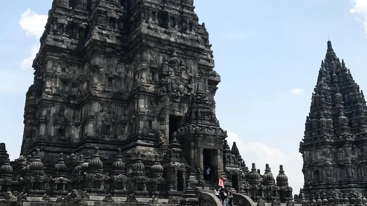 [Bintang] Luna Maya dan Reino Barack