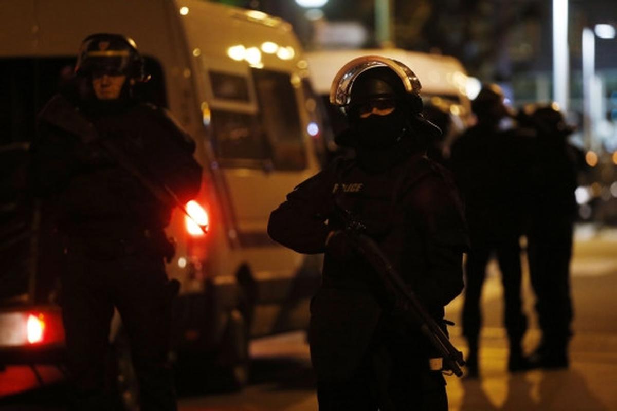 Suasana mencekam polisi kepung persembunyian pelaku Teror Paris