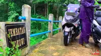 Menghubungkan Dua Desa, Bikin Mata Terperanjat Ada Jembatan Jokowi di Lereng Gunung. ©2023 Merdeka.com/youtube.com/Udar1derChannel