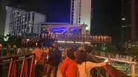 Jembatan Penyebrangan Orang (JPO) Pinisi menjadi tempat yang dinilai paling strategis melihat gemerlapnya lampu kota dari gedung-gedung di pusat Jakarta (Liputan6.com/Muhammad Radityo Priyasmoro)