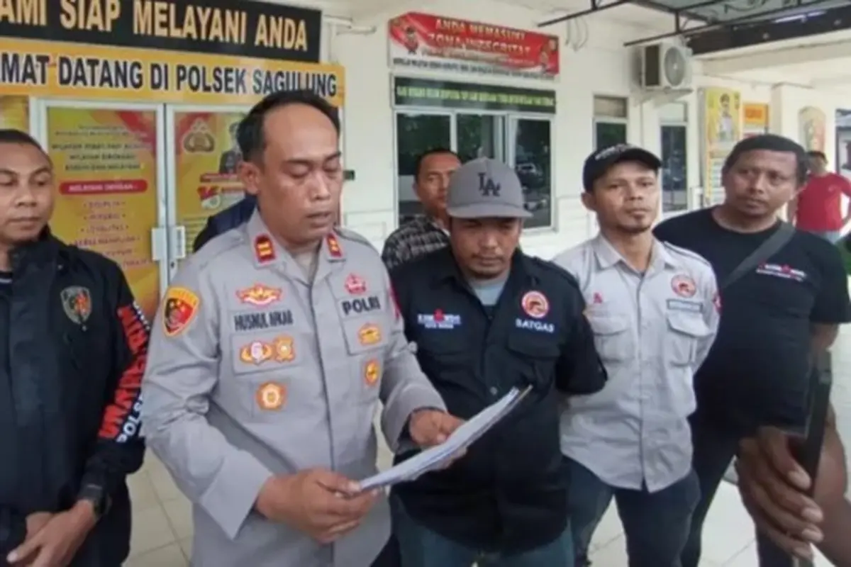 Polsek Sagulung saat memberikan rilis atas penganiyayan bocah 9 tahun di Batam.