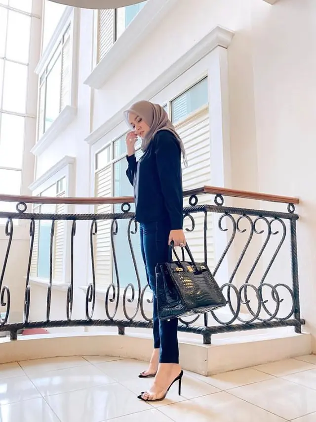 Gaya Olla Ramlan Jadi Cewek Mamba, Tenteng Tas Mewah Rp1,1 Miliar