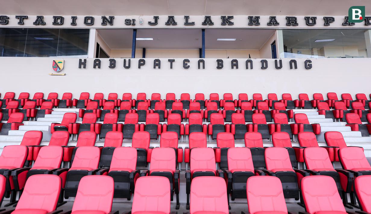 Bangku tribun penonton tampak rapih dan bersih di Stadion Si Jalak Harupat, Bandung, Sabtu (21/10/2023). (Bola.com/Bagaskara Lazuardi)