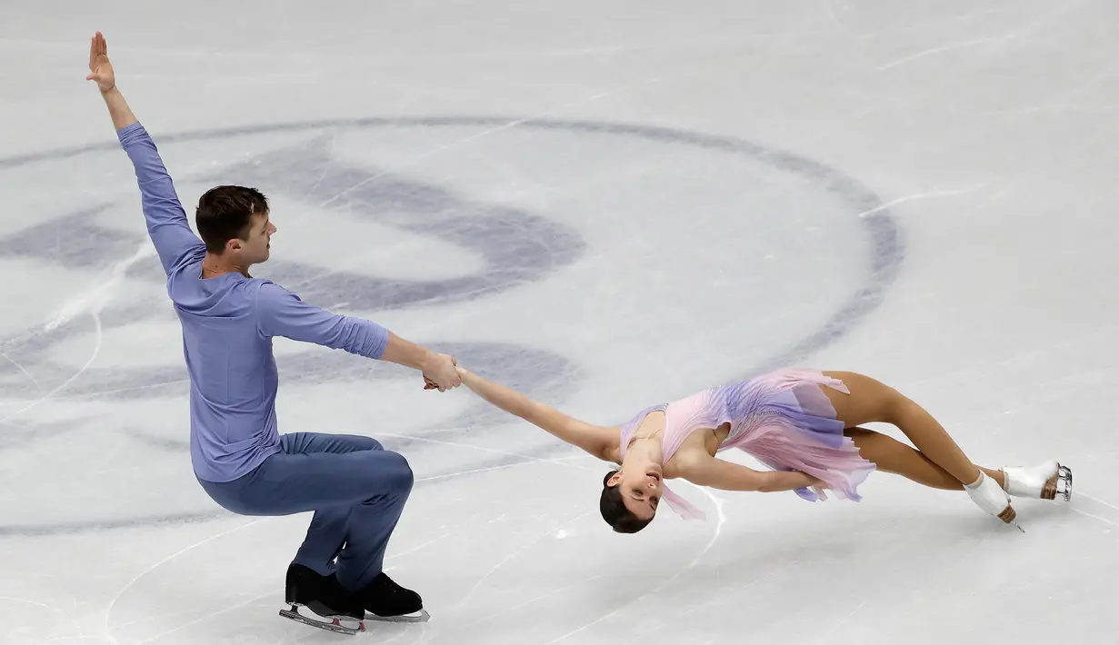 Pasangan atlet Figure Skating asal Rusia, Natalia Zabiiako dan Alexander Enbert tampil menunjukkan gerakan selama bersaing pada Figure Skating World Championships di Assago, dekat Milan, Rabu (21/3). (AP Photo/Luca Bruno)