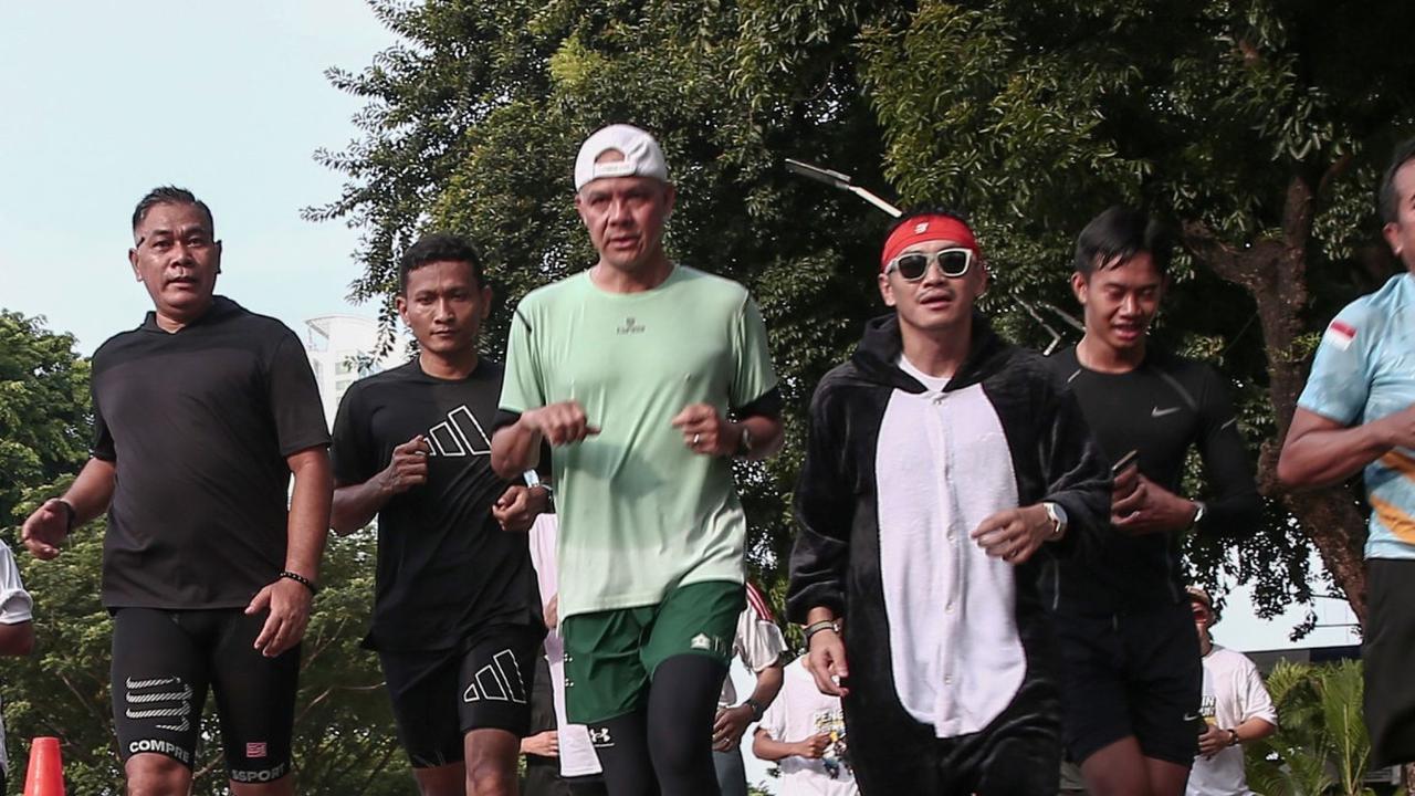 Hari Minggu tanggal 14 Januari 2024, Calon Presiden nomor urut 3, Ganjar Pranowo, mengikuti acara lari pagi yang bertajuk "Penguin SeliweRun" di Senayan Park, Jakarta. <br>