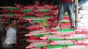 Pekerja menata karung beras di  Pasar Induk Cipinang, Jakarta, Selasa (5/1/2016). Pasokan dan harga beras di Pasar Induk Cipinang pada awal 2016 masih stabil. Stok beras di gudang saat ini sekitar 40 ribu ton. (Liputan6.com/Angga Yuniar)