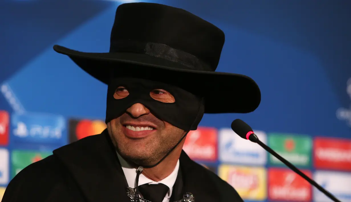 Pelatih Shakhtar Donetsk, Paulo Fonseca berkostum Zorro dalam jumpa pers di Metalist Stadium, Kamis (7/12). Fonseca memenuhi janjinya berdandan ala Zorro seusai mengantar Shakhtar Donetsk lolos ke babak 16 besar Liga Champions. (STANISLAS VEDMID/AFP)