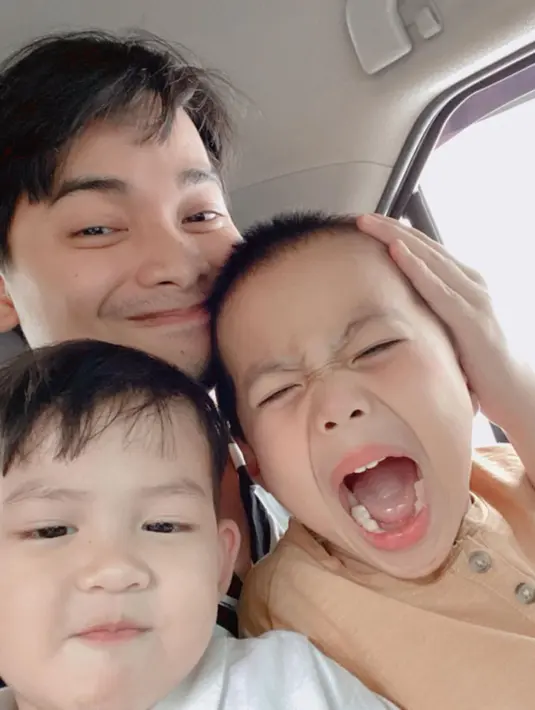 Kerap luangkan waktu ajak buah hatinya jalan-jalan, tak sedikit warganet yang memuji kebersamaan Alvin Faiz bareng Yusuf dan Zayn. Momen kebersamaan ini seakan memperlihatkan bahwa tak pernah ada pertikaian antara Alvin Faiz dan Larissa Chou. Baik Yusuf atau Zayn sangat menikmati momen kebersamaan bareng sang ayah. Meski netizen sering sebut Alvin tak peduli dengan Yusuf, namun pria kelahiran 4 Februari 1999 itu tak ambil pusing dan pamer foto bareng dua buah hatinya. (Liputan6.com/IG/@alvin_411)