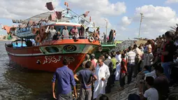 Warga berkumpul di sepanjang pantai Laut Mediterania selama pencarian korban dalam insiden tenggelamnya perahu yang mengangkut imigran di Al-Beheira, Mesir, Kamis (22/9). (REUTERS/Mohamed Abd El Ghany)