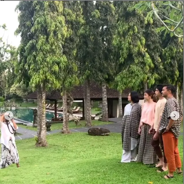 6 Momen Pemotretan Keluarga Anjasmara dan Dian Nitami, Seru di Alam Terbuka