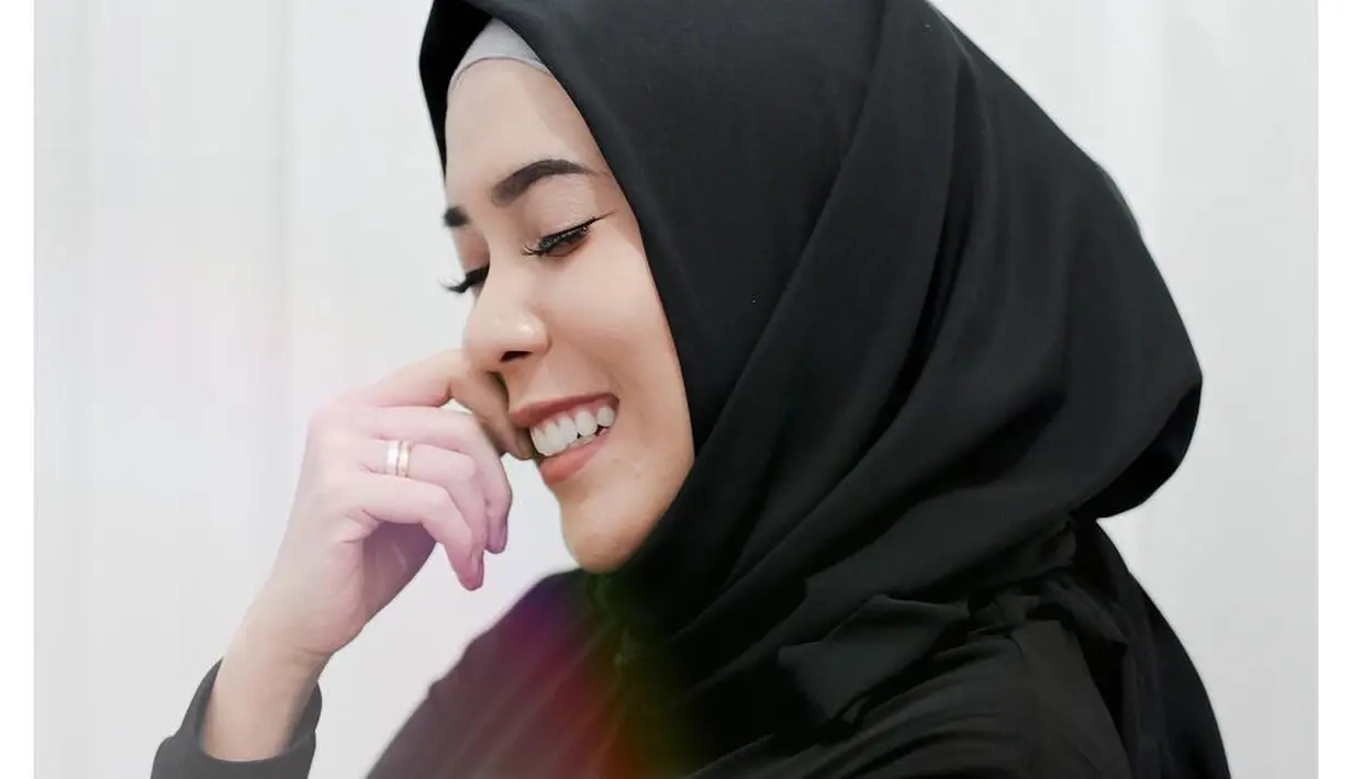 Potongan perbincangan Fitri Tropica dengan suami dituangkan dalam akun instagramnya Rabu (11/7). Sebelum memutuskan berhijab, ia sempat merasakan takut, cemas dan gelisah. (instagram/fitrop)