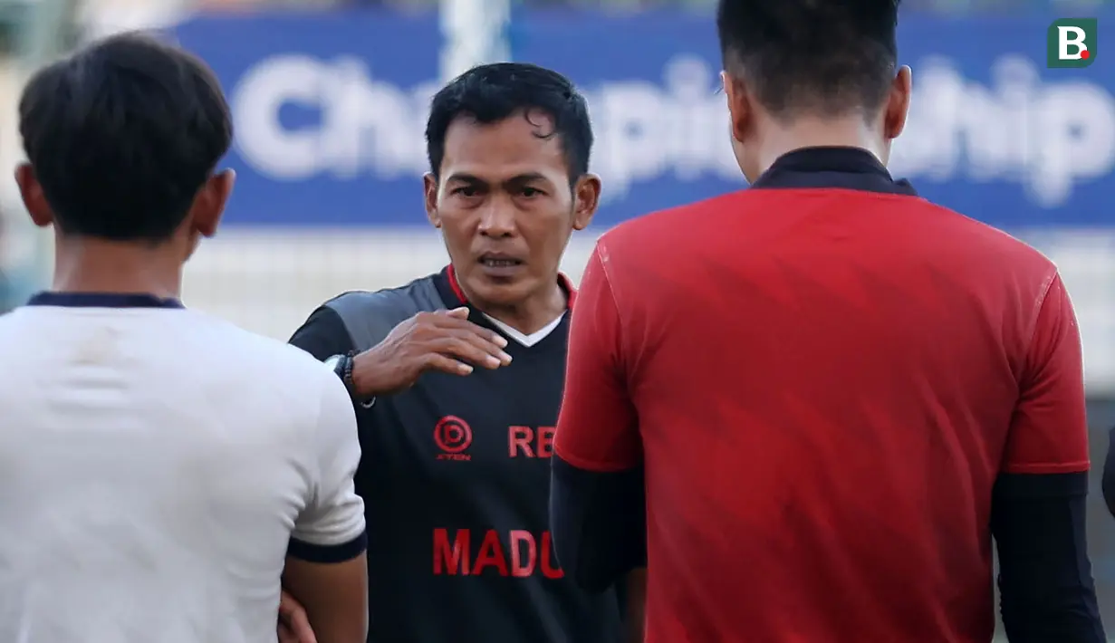 <p>Pelatih caretaker Madura United, Rakhmat Basuki (tengah) memberi instruksi kepada pemainnya dalam sesi official training di Stadion Gelora Bangkalan, Madura, Kamis (30/5/2024) jelang laga leg kedua final Championship Series BRI Liga 1 2023/2024 menghadapi Persib Bandung, Jumat, 31 Mei 2024. (Bola.com/Bagaskara Lazuardi)</p>