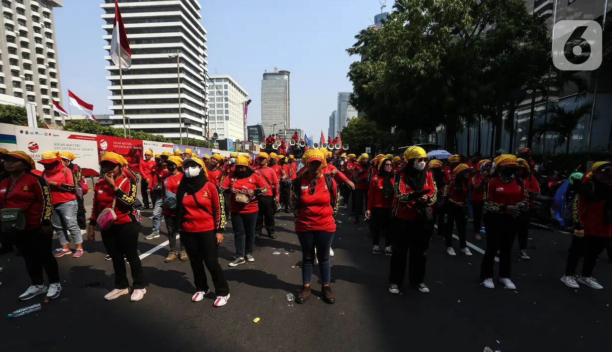 Dua lajur jalan digunakan massa aksi, hingga lalu lintas di lokasi terjadi kemacetan. (Liputan6.com/Johan Tallo)
