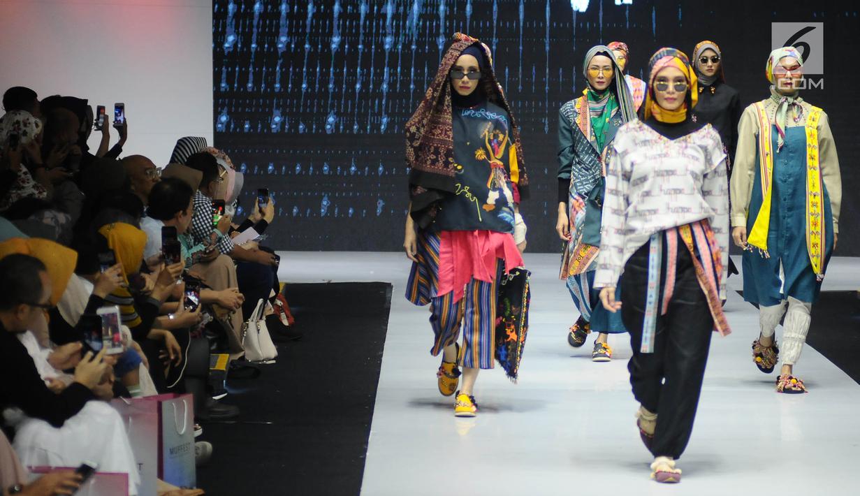 Model mengenakan busana rancangan Happa By Mel Ahyar menampilkan 8 busana saat Muslim Fashion Festival (MUFFEST) 2019 di JCC, Jakarta, Jumat (3/5/2019). MUFFEST 2019 melalui Bekraf membuat Indonesia Trend Forecasting 2019/2020 dengan tema "Sigularity" sebagai acuan. (Liputan6.com/Herman Zakharia)