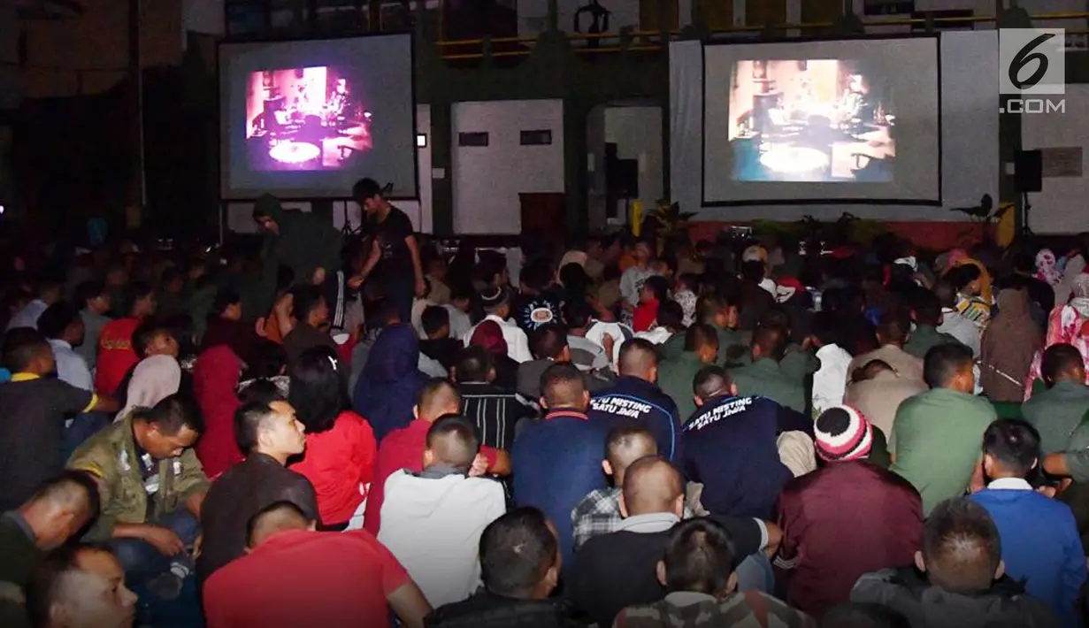 Suasana nonton bareng film 'Pengkhianatan G30S/PKI' yang dihadiri presiden Joko Widodo di Bogor (29/9). Dalam nobar tersebut, nampak hadir Danrem 061/Suryakencana Kolonel Inf Mirza Agus menemani presiden Jokowi. (Foto: Laily Rachev - Biro Pers Setpres)