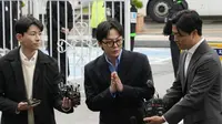 G-Dragon Bigbang tiba di kantor polisi Nonhyeon, Incheon, Korea Selatan pada Senin 6 November 2023. (AP Photo/Ahn Young-joon)