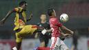 Bek Bali United, Dias Angga, berebut bola dengan pemain Mitra Kukar, Patrick Ochan, pada laga Piala Presiden 2019 di Stadion Patriot, Jawa Barat, Minggu (3/3). Bali United menang 3-0 atas Mitra Kukar. (Bola.com/M Iqbal Ichsan)