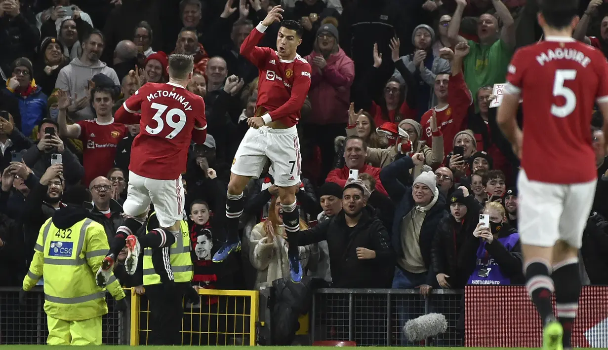 Penyerang Manchester United, Cristiano Ronaldo (tengah) berselebrasi usai mencetak gol ke gawang Burnley pada pertandingan lanjutan Liga Inggris di di Old Trafford di Manchester, Inggris, Jumat (31/12/2021). Man United menang atas Burnley dengan skor 3-1. (AP Photo/Rui Vieira)