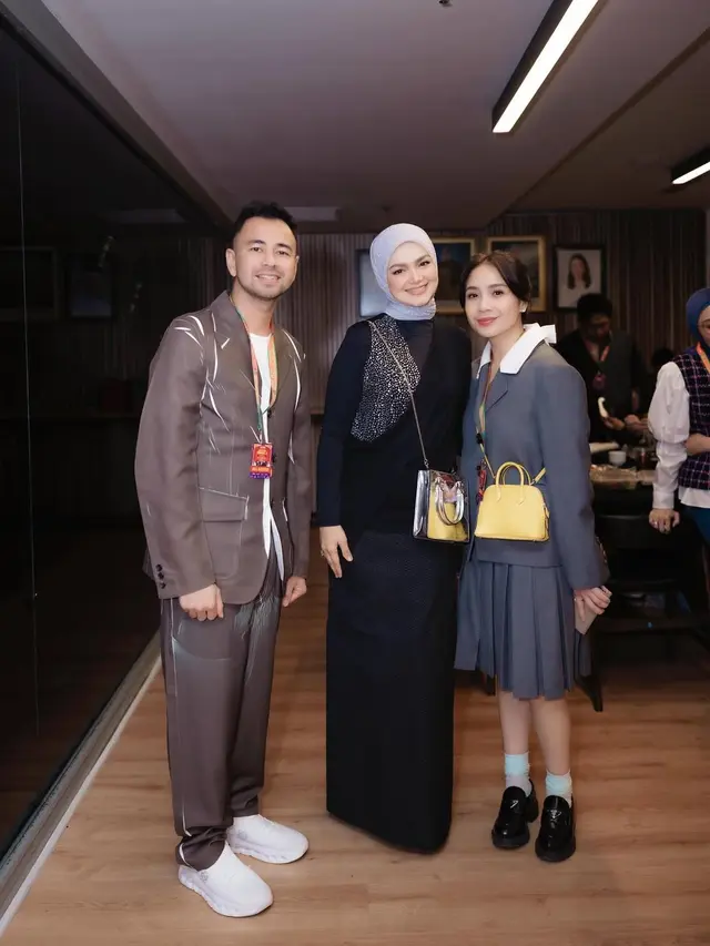 Gaya Nagita Slavina Nonton Konser Melly Goeslaw di Malaysia, Tampil Bak Anak Sekolah dengan Tas Hermes Rp350jutaan