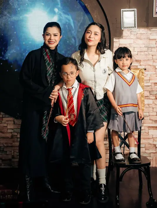 Rambut panjangnya dibiarkan terurai dengan gaya ikal alami, memberikan kesan segar dan ceria. Rachel tampak berdiri di samping anak-anaknya dengan senyum lebar, menikmati momen spesial tersebut. [@vienstasman]