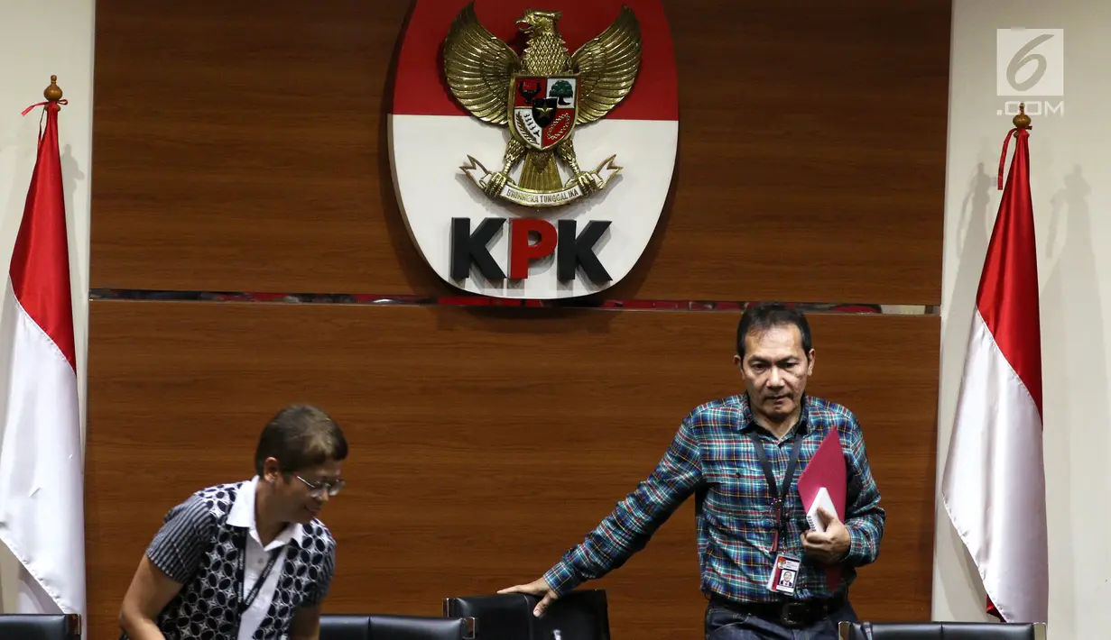 Wakil Ketua KPK Saut Situmorang dan Kabiro Humas Yeyek Andriati jelang konferensi pers di Gedung KPK, Jakarta, Minggu (30/12) dini hari. Konpers terkait dugaan suap kepada Pejabat Kementerian PUPR yang melibatkan 21 orang. (Liputan6.com/Johan Tallo)