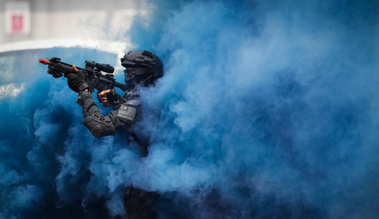 Petugas Polisi Malaysia saat ikut serta dalam sebuah latihan persiapan SEA Games Asia Tenggara di Kuala Lumpur, Malaysia, (20/7). Kuala Lumpur akan menjadi tuan rumah SEA ke-29 Games dan Ke-9 ASEAN Para Games pada 19-30 Agustus. (AP Photo/Vincent Thian)