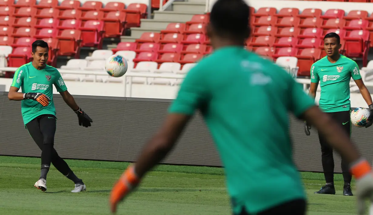 Kiper Timnas Indonesia, Angga Saputra, menendang bola saat latihan jelang laga kualifikasi Piala Dunia 2022 di SUGBK, Jakarta, Minggu (8/9). Indonesia akan berhadapan dengan Thailand. (Bola.com/M Iqbal Ichsan)