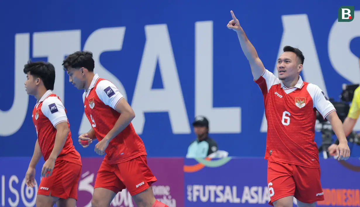 Pemain Timnas Futsal Indonesia, Samuel Eko, melakukan selebrasi setelah mencetak gol ke gawang Irak dalam laga Grup A Piala Asia Futsal 2026 di Indonesia Arena, Jakarta, Sabtu (31/1/2026). (Bola.com/Bagaskara Lazuardi)