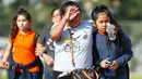 Wali murid menjemput anak mereka setelah peristiwa penembakan di sekolah menengah Salvador Castro, Los Angeles, Kamis (1/2). Sekolah ini memiliki sekitar 365 siswa dan banyak yang berasal dari keluarga berpenghasilan rendah. (AP/Damian Dovarganes)