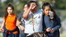 Wali murid menjemput anak mereka setelah peristiwa penembakan di sekolah menengah Salvador Castro, Los Angeles, Kamis (1/2). Sekolah ini memiliki sekitar 365 siswa dan banyak yang berasal dari keluarga berpenghasilan rendah. (AP/Damian Dovarganes)