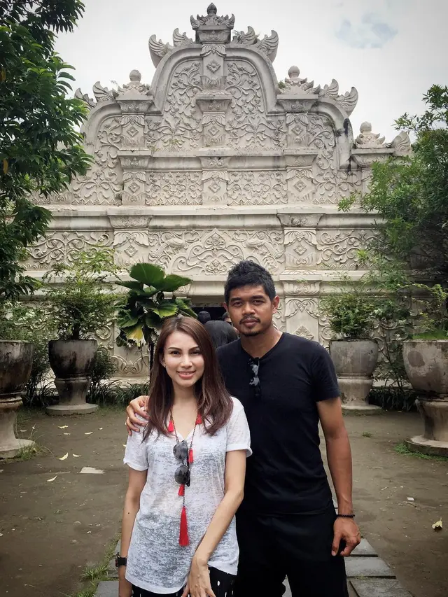 Digugat Pengesahan Anak, Ini 7 Potret Kebersamaan Bambang Pamungkas dengan Istri