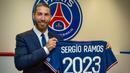 Bek tengah: Sergio Ramos. Pemain berusia 35 tahun ini mengikat kontrak dengan PSG selama 2 tahun usai dilepas gratis Real Madrid. Ia akan mengenakan nomor punggung 4 seperti di Real Madrid. Pemilik nomor 4 sebelumnya di PSG, Thilo Kehrer berganti nomor menjadi 24. (Foto: en.psg.fr)