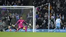 Pada menit ke-59 Riyad Mahrez mencetak gol keduanya untuk membawa Manchester City menjauh 4-1. Gol dicetak melalui skema serangan balik yang dimotori Kevin De Bruyne. (AP/Jon Super)