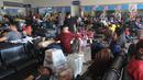 Ratusan penumpang menumpuk menunggu kedatangan kapal laut yang akan keluar Jawa Timur di Dermaga Gapura Surya Nusantara, Pelabuhan Tanjung Perak, Surabaya, Jawa Timur, Kamis (30/5/2019). PT Pelindo III memprediksi puncak arus mudik keluar Jawa Timur tgl 1 Juni 2019. (merdeka.com/Dwi Narwoko)