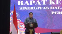 Menteri Koordinator Bidang Perekonomian Airlangga Hartarto yang hadir langsung dalam Rapat Kerja Nasional Camat dalam Mendukung Penanggulangan Covid-19 di Jakarta, Jumat (1/4/2022). ( Sumber ekon.go.id)