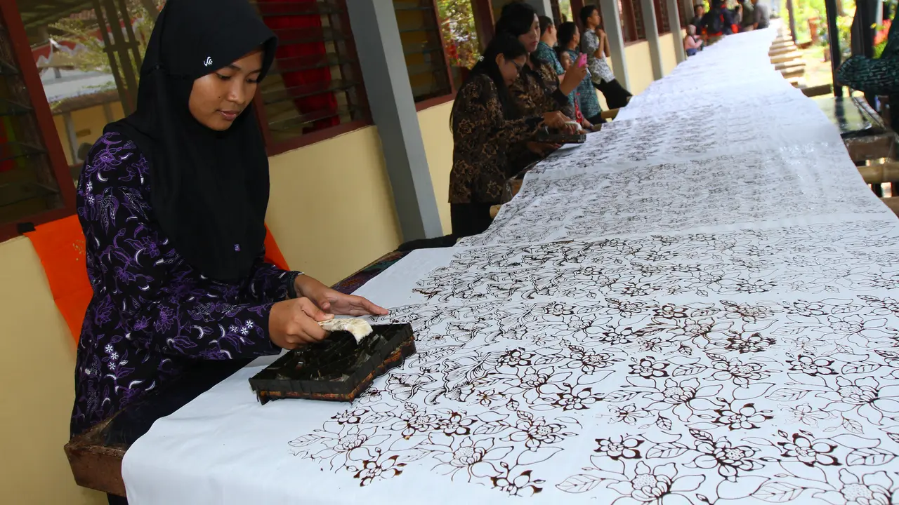 Membatik di Kain Sepanjang 50 Meter