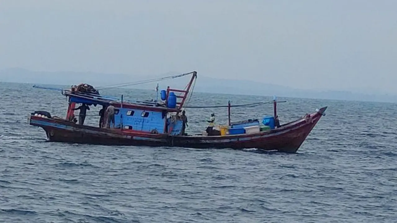 KKP tangkap 2 kapal ikan Indonesia yang mengoperasikan alat tangkap trawl di wilayah perairan Kabupaten Aceh Timur. (Dok KKP)
