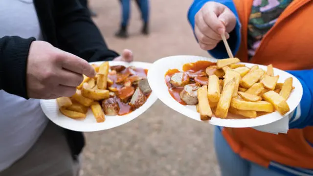 Ilustrasi sosis bakar dan kentang goreng