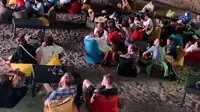 Turis mancanegara nonton bareng film Labuan Hati di gelaran Cinema On The Beach 2022